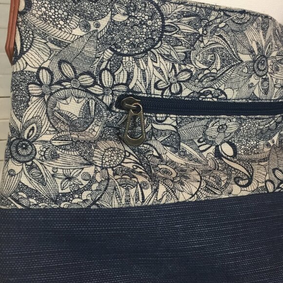 Sakroots Soft Bucket Crossbody Messenger Bag Blue Canvas with Charms Like New - Picture 3 of 9